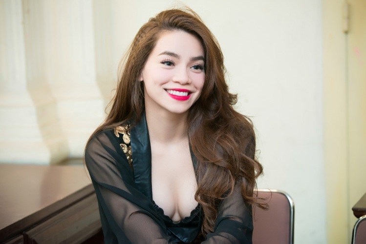 Hồ Ngọc H&agrave; lu&ocirc;n nổi tiếng l&agrave; một ca sĩ với phong c&aacute;ch thời trang c&aacute; t&iacute;nh v&agrave; s&agrave;nh điệu, những bộ v&aacute;y &aacute;o hay trang phục của c&ocirc; lu&ocirc;n thể hiện đẳng cấp của một ng&ocirc;i sao. 