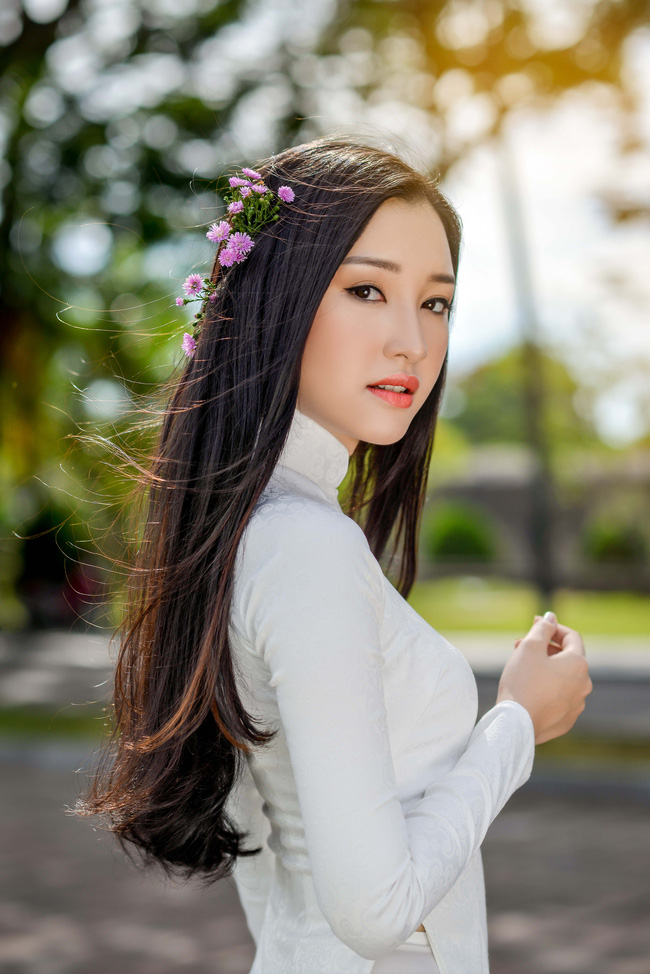 Trong bộ ảnh mới, người đẹp Huế gây chú ý nhất vòng chung khảo phía Nam - Ngọc Trân tiếp tục khiến người hâm mộ ngẩn ngơ.