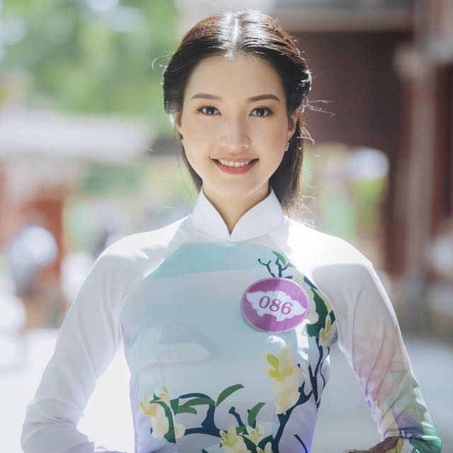 Từ khi mới ''chân ướt chân ráo'' đến với cuộc thi HHVN 2016, cô gái xứ Huế đã nhanh chóng gây ''sốt'' trên mạng xã hội qua loạt hình ảnh lung linh ,đường nét, thần thái khuôn mặt toát lên vẻ quý phái, dịu hiền hiếm có.