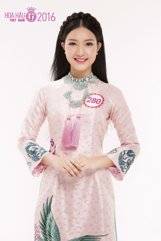Đúng chất thiếu nữ Huế, vẻ đẹp của Ngọc Trân thật biết cách khiến người ta phải xao xuyến.