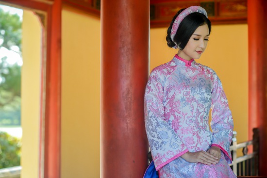 Cô sở hữu gương mặt tròn phúc hậu, với đôi mắt to và nụ cười tươi tắn.