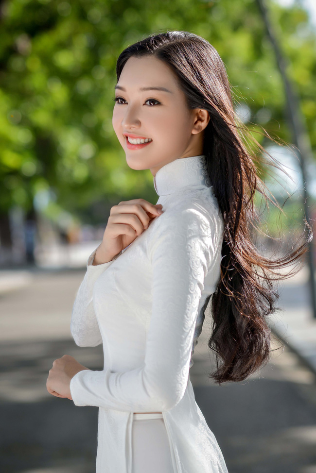 Nhiều ý kiến cho rằng, chỉ khi Ngọc Trân đứng cạnh những thí sinh khác thì nhược điểm về hình thể của cô mới ''lộ'' rõ.