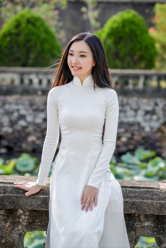 Ngoài chiều cao khiêm tốn (1,68m) thì cô gái Huế còn bị đánh giá về số đo 3 vòng không cân đối, tỉ lệ khuôn mặt cũng không hài hòa với hình thể.