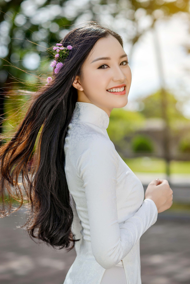 Cô sinh năm 1995, sở hữu nụ cười sáng, thần thái rạng rỡ cùng sải bước biểu diễn tự tin.