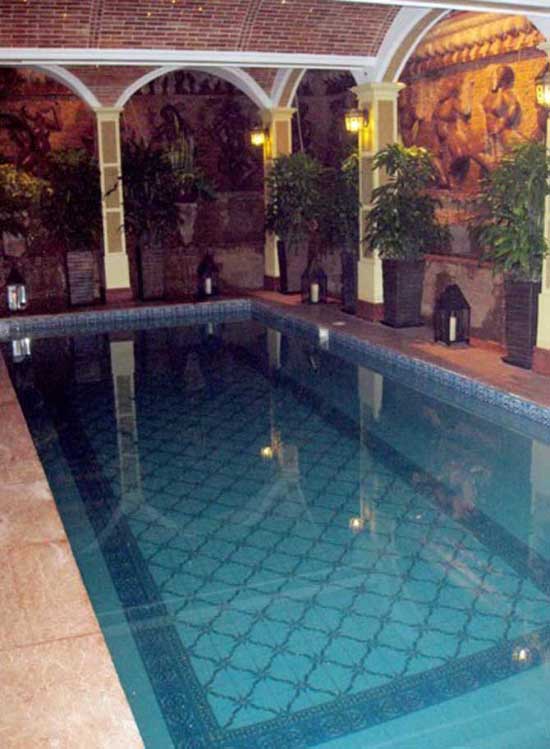 Năm 18 tuổi, cô đoạt giải nhất cuộc thi Tìm kiếm người mẫu thời trang do Bộ văn hoá và thông tin tổ chức. 