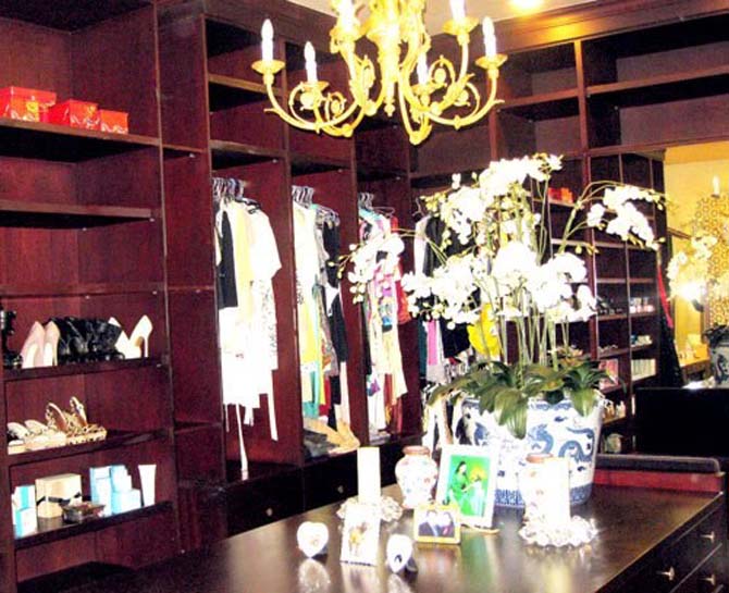 Danh hiệu Hoa hậu giàu nhất Việt Nam thuộc về cô bởi số tài sản khủng cô sở hữu như căn biệt thự với nội thất xa hoa được định giá tớ 300 tỷ cùng với những đồ hiệu đắt tiền… khiến không ít người trầm trồ.