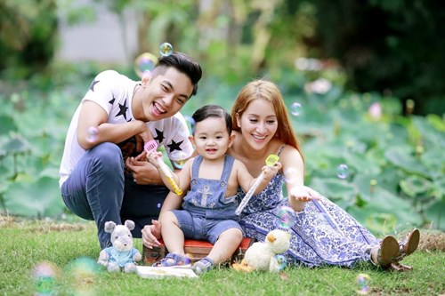 Cảm nhận của Khánh Thi đã đúng, và mang lại may mắn cho cả hai người, nhất là Phan Hiển. Anh đã có một bạn nhảy lý tưởng, đồng thời là HLV hoàn hảo ở đẳng cấp thế giới. Với khát khao thể hiện trên cả hai vai trò, Khánh Thi đã dốc hết tâm sức, cũng như truyền hết những kỹ năng, bí quyết có được từ thời du học trời Âu, thi đấu tập luyện với Chí Anh cho Phan Hiển. Cảm nhận của Khánh Thi đã đúng, và mang lại may mắn cho cả hai người, nhất là Phan Hiển. Anh đã có một bạn nhảy lý tưởng, đồng thời là HLV hoàn hảo ở đẳng cấp thế giới. Với khát khao thể hiện trên cả hai vai trò, Khánh Thi đã dốc hết tâm sức, cũng như truyền hết những kỹ năng, bí quyết có được từ thời du học trời Âu, thi đấu tập luyện với Chí Anh cho Phan Hiển.