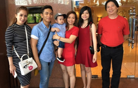 Khi tham gia cuộc thi này, các thi sinh sẽ có một clip giới thiệu và trong clip giới thiệu về mình, một phần cơ ngơi nhà anh Phan Hiển đã lọt vào clip khiến cho nhiều người bất ngờ. Khi tham gia cuộc thi này, các thi sinh sẽ có một clip giới thiệu và trong clip giới thiệu về mình, một phần cơ ngơi nhà anh Phan Hiển đã lọt vào clip khiến cho nhiều người bất ngờ.