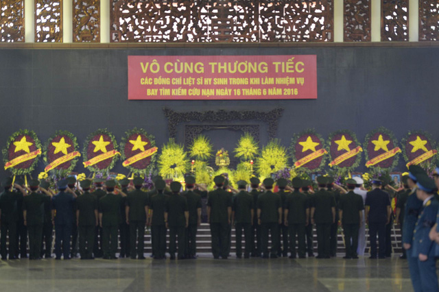 Từ sớm, các cán bộ của Quân chủng Phòng không - Không quân cùng Đăng ký và nhận 60K 24 bao lì xì miễn phí mỗi ngày các quân nhân có mặt để chuẩn bị cho lễ tang. Từ sớm, các cán bộ của Quân chủng Phòng không - Không quân cùng Đăng ký và nhận 60K 24 bao lì xì miễn phí mỗi ngày các quân nhân có mặt để chuẩn bị cho lễ tang.