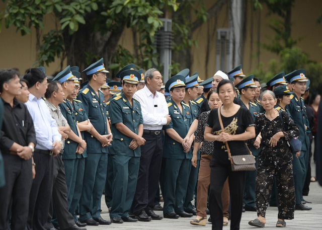 Bên ngoài khu vực Nhà tang lễ, hàng trăm chiến sỹ cảnh sát trật tự, CSGT cùng lực lượng dân quân đang làm nhiệm vụ bảo vệ an ninh, điều tiết giao thông. Bên ngoài khu vực Nhà tang lễ, hàng trăm chiến sỹ cảnh sát trật tự, CSGT cùng lực lượng dân quân đang làm nhiệm vụ bảo vệ an ninh, điều tiết giao thông.