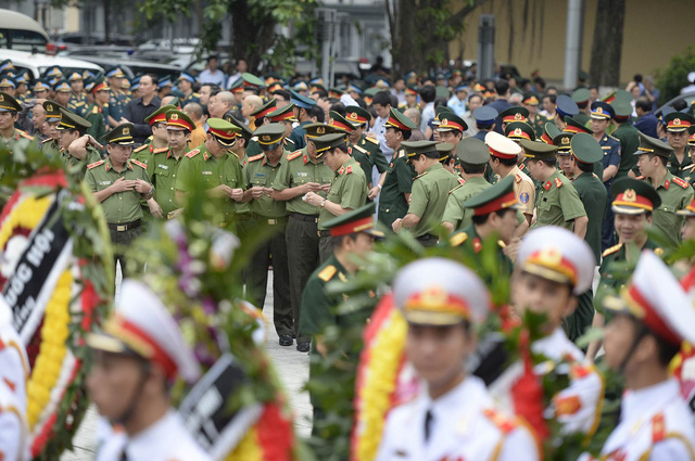 Rất đông người chờ từ sáng sớm để được vào thắp nén hương vĩnh biệt. Rất đông người chờ từ sáng sớm để được vào thắp nén hương vĩnh biệt.