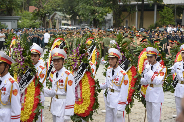 Từng đoàn người vẫn đội mưa lặng lẽ đứng chờ để được vào viếng. Từng đoàn người vẫn đội mưa lặng lẽ đứng chờ để được vào viếng.