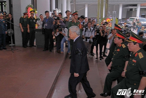 Tang lễ bắt đầu, đoàn Quân ủy trung ương dẫn đầu là Tổng bí thư Nguyễn Phú Trọng vào viếng. Tang lễ bắt đầu, đoàn Quân ủy trung ương dẫn đầu là Tổng bí thư Nguyễn Phú Trọng vào viếng.