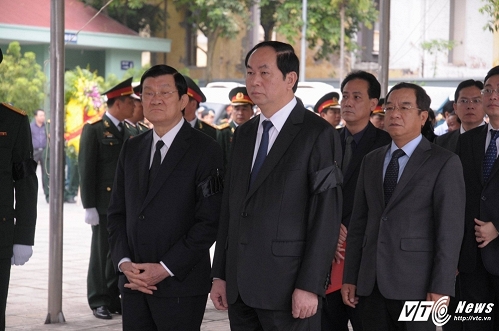 Chủ tịch nước Trần Đại Quang và nguyên Chủ tịch nước Trương Tấn Sang đến viếng Chủ tịch nước Trần Đại Quang và nguyên Chủ tịch nước Trương Tấn Sang đến viếng
