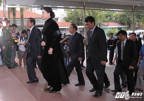 Đoàn đại biểu lãnh đạo Quốc Hội do chủ tịch Quốc hội Nguyễn Thị Kim Ngân làm trưởng đoàn cùng với các thành viên đại diện Quốc hội đến viếng. Đoàn đại biểu lãnh đạo Quốc Hội do chủ tịch Quốc hội Nguyễn Thị Kim Ngân làm trưởng đoàn cùng với các thành viên đại diện Quốc hội đến viếng.