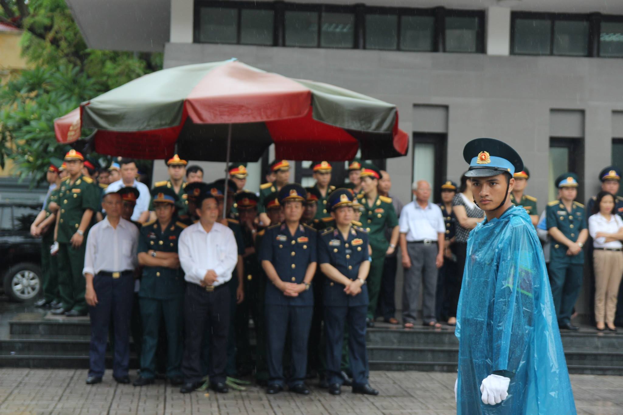 Quân ủy Trung ương, Bộ Quốc phòng đã quyết định nâng lương một lần đối với Đại tá Lê Kiêm Toàn, Lữ đoàn trưởng, phi công cấp 1, lái chính máy bay Casa 212 và 8 quân nhân, mỗi người thăng một bậc quân hàm. Quân ủy Trung ương, Bộ Quốc phòng đã quyết định nâng lương một lần đối với Đại tá Lê Kiêm Toàn, Lữ đoàn trưởng, phi công cấp 1, lái chính máy bay Casa 212 và 8 quân nhân, mỗi người thăng một bậc quân hàm.