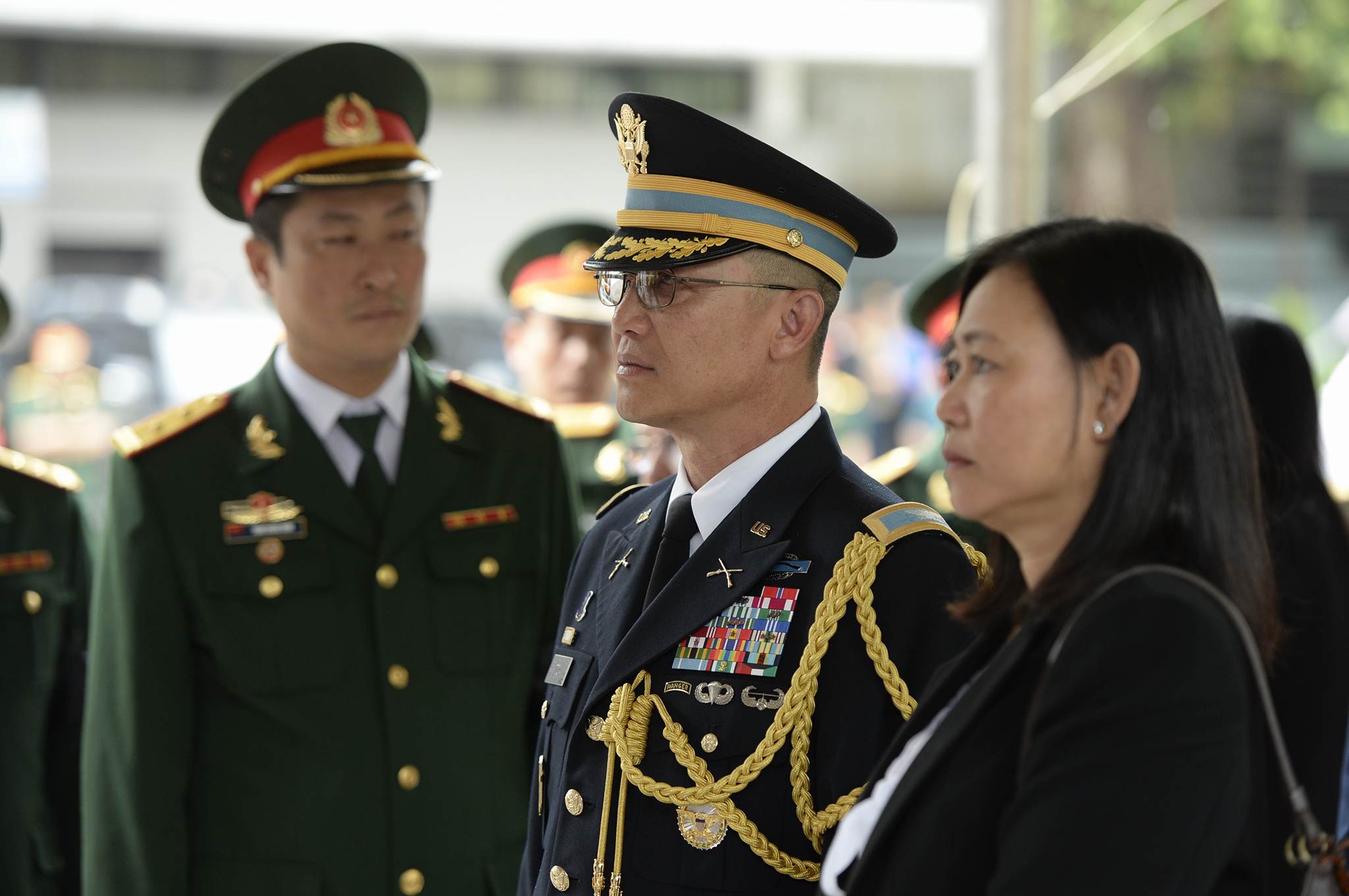 Tùy viên quân sự Đại sứ quán Hoa Kỳ tới chào vĩnh biệt 9 liệt sĩ. Tùy viên quân sự Đại sứ quán Hoa Kỳ tới chào vĩnh biệt 9 liệt sĩ.