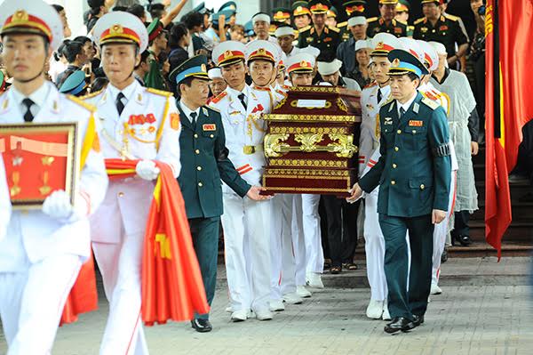  Dù vậy, đồng đội các anh vẫn kiên trì đứng dưới mưa làm nhiệm vụ. 