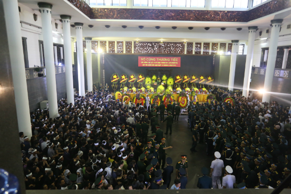 Phía ngoài, rất đông đoàn viếng cùng người dân cũng đang đội mưa chờ viếng.