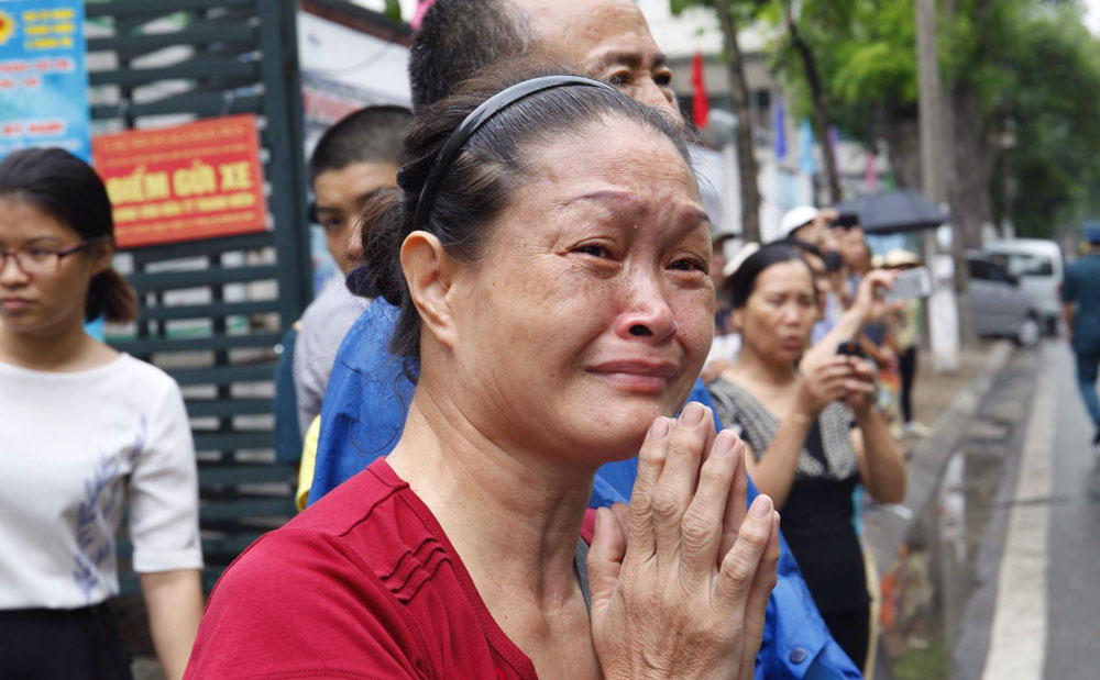 Chia sẻ trên VietNamNet, bạn đọc Phan Nghiêm viết: ''Mình cứ chảy nước mắt chẳng làm được gì. Xin chia buồn cùng gia quyến các anh. Những người đã không tiếc máu xương hy sinh vì 13Win19 com game bài đổi thưởng. Chúng ta phải sống và làm việc sao cho không hổ thẹn với sự hy sinh của các anh''.