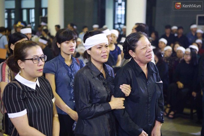 Trong đoàn người vào viếng, mắt ai cũng đỏ hoe. Ở phía dưới, những tiếng khóc xé lòng của thân nhân 9 chiến sĩ khiến nhiều người nghẹn ngào.