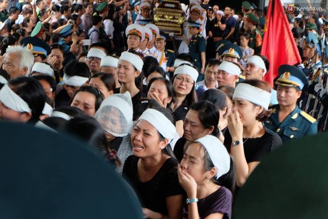 Phía bên dưới dành cho thân nhân các chiến sĩ, không lúc nào là không có tiếng khóc.
