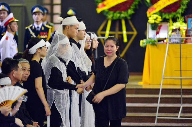 Những đứa trẻ thơ ngây mặc trên mình chiếc áo tang trắng vẫn ngây thơ nô đùa như chưa từng cảm nhận được nỗi đau và nỗi mất mát quá lớn. 