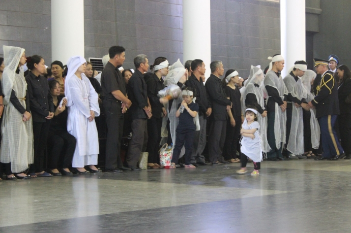 Nước mặt những người thân các liệt sĩ không ngừng rơi trong giây phút tiễn biệt những người con của 13Win19 com game bài đổi thưởng... 