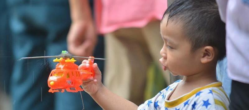 Những đứa trẻ quá nhỏ để hiểu thế nào là sinh ly tử biệt. 