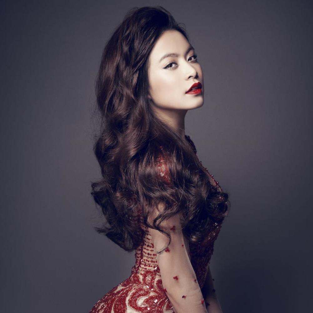 Cô ca sĩ - diễn viên sinh năm 1988 này hiện được coi là một trong những ngôi sao hot nhất của showbiz Việt hiện nay. Cô ca sĩ - diễn viên sinh năm 1988 này hiện được coi là một trong những ngôi sao hot nhất của showbiz Việt hiện nay.