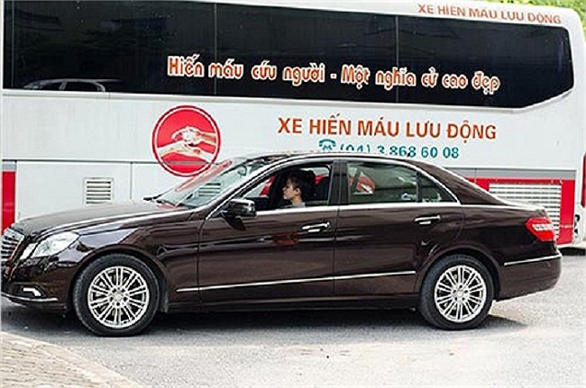 Bên cạnh Nhà đẹp, Hoàng Thùy Linh cũng thường xuyên xuất hiện bên cạnh những chiếc xe bạc tỷ. Bên cạnh Nhà đẹp, Hoàng Thùy Linh cũng thường xuyên xuất hiện bên cạnh những chiếc xe bạc tỷ.