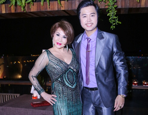 Sau khi thành danh ở Mỹ, Yvonne Thúy Hoàng mở rộng việc kinh ở Việt Nam. Sau khi thành danh ở Mỹ, Yvonne Thúy Hoàng mở rộng việc kinh ở Việt Nam.