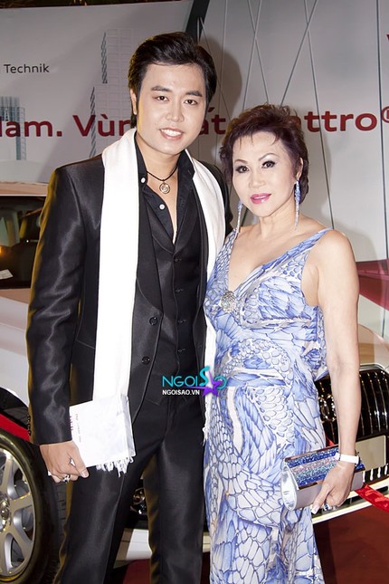 Tuy nhiên Yvonne Thúy Hoàng phủ nhận điều này. Triệu phú Mỹ khẳng định, nếu chị là người thích nổi tiếng thì ngay sau khi những hình ảnh của mình với “phi công trẻ” đăng tải, có quá nhiều tờ báo xin phỏng vấn, viết bài về chị nhưng chị đều từ chối Tuy nhiên Yvonne Thúy Hoàng phủ nhận điều này. Triệu phú Mỹ khẳng định, nếu chị là người thích nổi tiếng thì ngay sau khi những hình ảnh của mình với “phi công trẻ” đăng tải, có quá nhiều tờ báo xin phỏng vấn, viết bài về chị nhưng chị đều từ chối