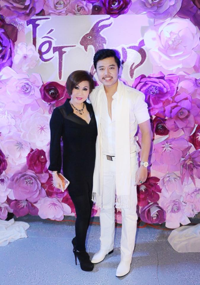 Với mối tình “đũa lệch” hiện tại, Yvonne Thúy Hoàng bảo cả hai đến với nhau vì tìm thấy sự đồng cảm và chia sẻ. Với mối tình “đũa lệch” hiện tại, Yvonne Thúy Hoàng bảo cả hai đến với nhau vì tìm thấy sự đồng cảm và chia sẻ.