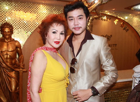 Cuộc đời của Top 5 Siêu mẫu Việt Nam 2011 hoàn toàn rẽ sang hướng khác, không còn bi quan và bế tắc sau khi gặp Yvonne Thúy Hoàng. Cuộc đời của Top 5 Siêu mẫu Việt Nam 2011 hoàn toàn rẽ sang hướng khác, không còn bi quan và bế tắc sau khi gặp Yvonne Thúy Hoàng.