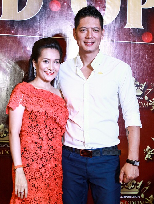 Đồng thời, tuy khi ra ngoài là người phụ nữ quyền lực nhưng trong nhà, Anh Thơ tỏ ra khéo léo trong việc điều phối mối quan hệ Đăng ký và nhận 60K 24 bao lì xì miễn phí mỗi ngày, để chồng không rơi vào thế 'lép vế'.