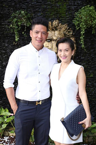 Dư luận xôn xao rằng, Bình Minh lấy vợ hơn tuổi theo nghĩa “chân dài lấy đại gia”, nhưng những người hiểu biết thì lại đánh giá đó là lựa chọn thông minh của chàng siêu mẫu.