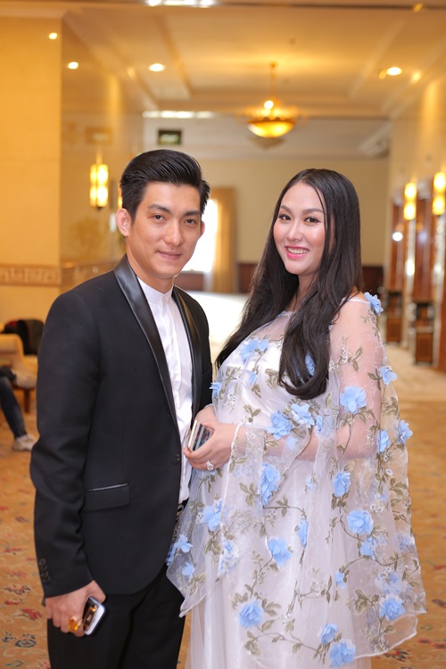 Xét về mọi mặt, Nguyễn Bảo Duy có gia thế bình thường, tất cả đều thua kém vợ.