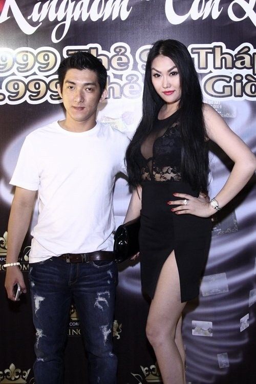 Không những thế, điều không tưởng ở một chàng trai trẻ khi muốn chứng tỏ tình yêu với vợ là anh đã từng chặt đứt ngón tay út vì không muốn ly dị.