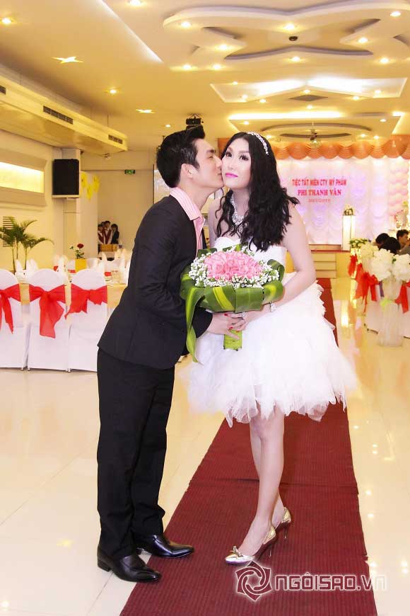 Công an tiến hành thu giữ khẩu súng của anh và khẩu súng này được xác định là súng bắn đạn hơi cay, 'tình trẻ' của Phi Thanh Vân không xuất trình được giấy phép sử dụng súng. 