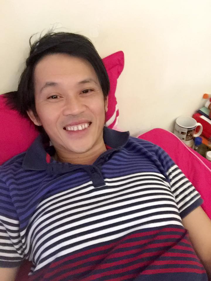 Trong một lần chia sẻ, Hoài Linh tiết lộ anh vẫn ở căn nhà bình thường có một chiếc giường tróc sơn, bóc vẩy và chỉ cách đất 3 tấc.