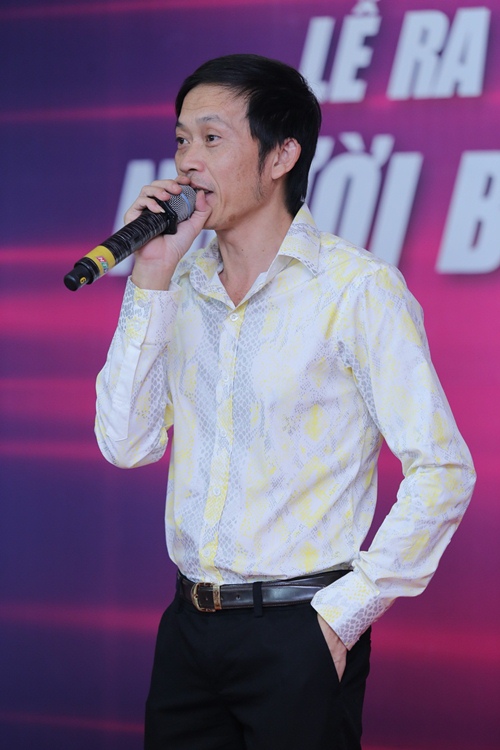 Không bao giờ mặc đồ hiệu khi đi diễn, Hoài Linh thường lựa chọn trang phục có kiểu cách đơn giản hoặc chỉ là những chiếc áo thun, áo sơ mi, quần vải tối màu.