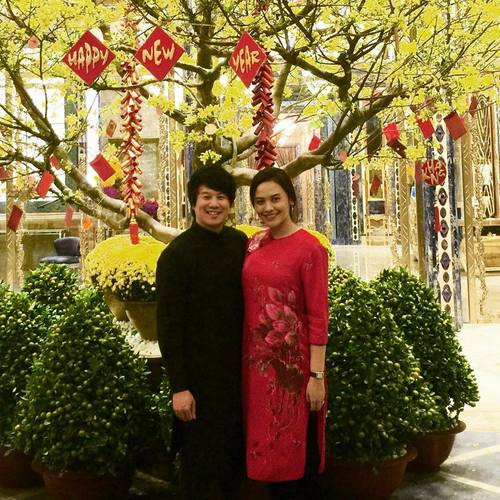 Trên tấm thiệp cưới vợ chồng cô gửi đến khách, mẹ cô được tiết lộ là bà Lâm Thị Hòa. Trên tấm thiệp cưới vợ chồng cô gửi đến khách, mẹ cô được tiết lộ là bà Lâm Thị Hòa.
