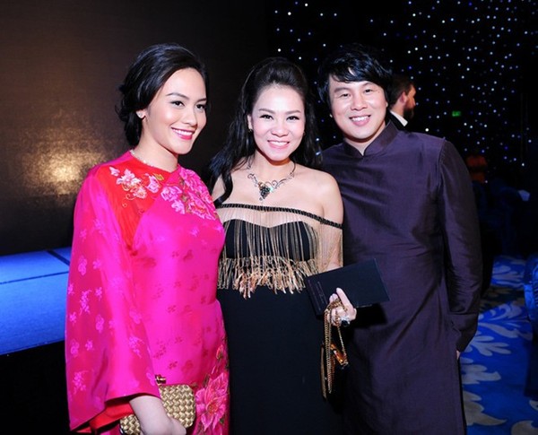 Đến khi danh tính được công khai, cô luôn là mỹ nhân nổi bật với phong cách thời trang sang trọng, đẳng cấp khi sánh bước bên người chồng tài năng. Đến khi danh tính được công khai, cô luôn là mỹ nhân nổi bật với phong cách thời trang sang trọng, đẳng cấp khi sánh bước bên người chồng tài năng.