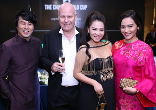 Trong lần lộ diện hiếm hoi gần đây, Trương Huệ Vân bị đồn thổi đang có bầu tháng thứ 5 với vóc váng có nhiều sự thay đổi so với thời điểm trước. Trong lần lộ diện hiếm hoi gần đây, Trương Huệ Vân bị đồn thổi đang có bầu tháng thứ 5 với vóc váng có nhiều sự thay đổi so với thời điểm trước.