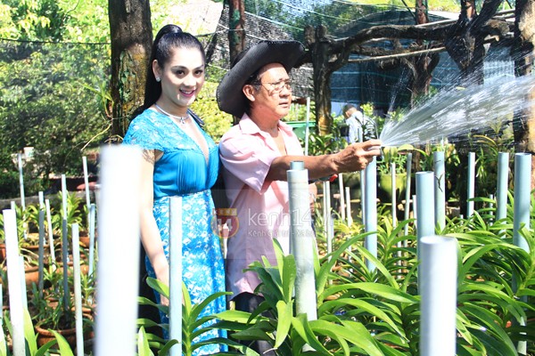 Nữ ca sĩ trong căn vườn của biệt thự