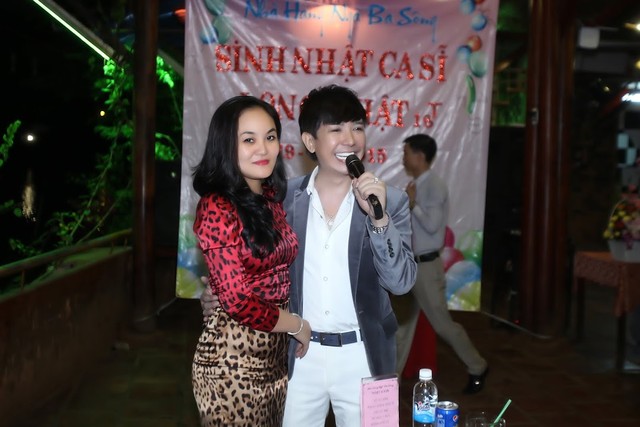 Ai ai cũng thấy kỳ lạ khi nam ca sĩ vừa có vợ, lại vừa có bạn trai tin đồn