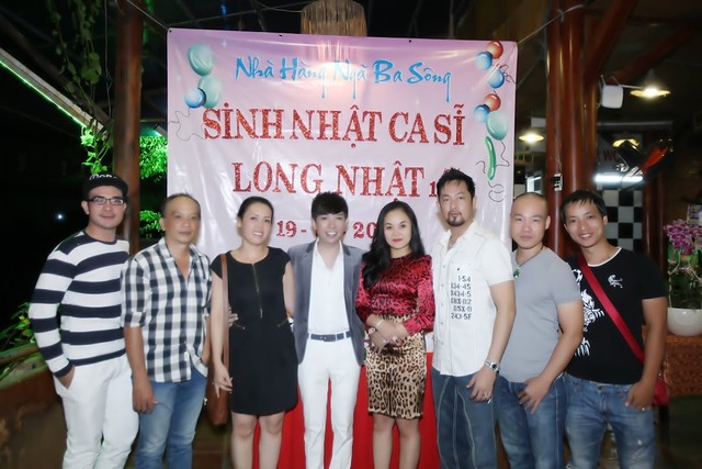 Mọi người đều bị bất ngờ về sự ''chơi đẹp'' của vợ Long Nhật khi cô không tỏ ra ghen tuông, hằn học mà lại ra ngồi cùng bàn và trò chuyện thân mật với Minh Ly trong tiệc sinh nhật của nam ca sĩ
