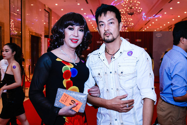 Nam ca sĩ cũng cho biết vì thường xuyên giả gái nên nhiều người nghi ngờ giới tính của anh trong khi anh đã có vợ đàng hoàng