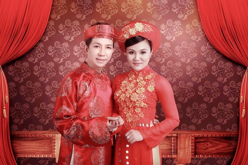 Chuyện tình của ca sĩ Long Nhật và vợ bắt đầu hết sức tình cờ trong một lần nam ca sĩ tới trường chị biểu diễn.